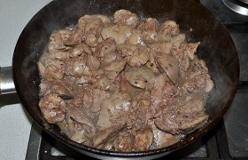 На второй сковороде с толстым дном разогреваем масло на том же огне выше среднего, печень обжариваем, помешивая, примерно 5 минут. Печень практически готова, но на разрезе кусочка в середине еще чуть розовая. Приправляем.