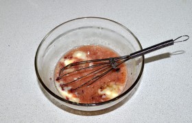 Быстро переливаем-перекладываем соус из сковороды в мисочку, кладем сливочное масло и взбиваем венчиком.
