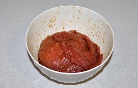 Смешиваем маринад, пробуем на вкус, в него закладываем отбитые ломти окорока, перемешиваем и оставляем мариноваться минимум час. Как максимум – мариновать можно до суток, но в холодильнике.
