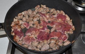Осталась печенка, и обжариваем мы ее столько же.