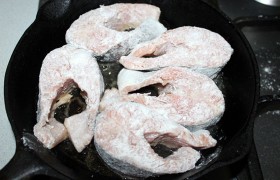 Выкладываем рыбу в масло, когда оно уже  перекалилось , огонь ставим средне-сильный. Обжариваем до корочки (2-2,5 минуты) одну сторону стейков.