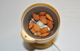 Миндаль измельчаем любым способом (в блендере, кофемолке, ступке), тщательно смешиваем его с мелко рубленой петрушкой, солью и перцем. Высыпаем в подходящую тарелку.