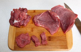 Промытое и очень хорошо обсушенное мясо нарезаем поперек волокон на ломти толщиной 15-17 мм, а ломти в свою очередь нарезаем брусочками – примерно в 2 раза крупнее, чем для  бефстроганов .