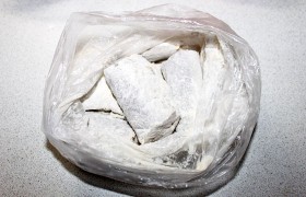 Панируем рыбу очень удобным способом: насыпаем в пакет муку с солью, закладываем в него рыбу, переворачиваем, потряхиваем... 