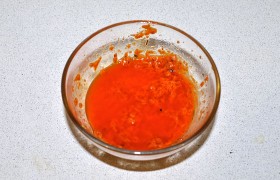 Пока на доске обсыхают промытые крылышки, смешиваем масло с приправами. Горчицу лучше взять  Дижонскую  (или другую острую).