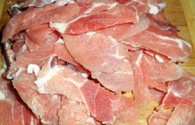 Достаем из морозилки кусок замороженного мяса и начинаем его строгать. Именно так - тончайшими, насколько возможно, полосками-ломтиками. Весь секрет блюда - именно в этих тонких, просвечивающих на свет ломтиках мяса.