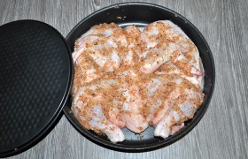 Этой смесью не скупясь намазываем тушку со всех сторон и кладем в форму или другую подходящую по размеру посуду, 