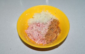 Сняв корочки, мякиш хлеба поливаем молоком, перемешиваем. Вместе с мясом пропускаем через мясорубку. Добавляем мелкие кубики лука, приправы. Руками вымешиваем, раз 18-20  отбиваем .