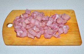Нарезаем мясо кусочками среднего размера.