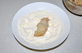  Панируем  кусочки трески в муке.