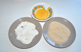 Для панировки мы приготовили муку, взбитое с молоком или сливками яйцо и панировочные сухари. Обваливаем отбивные в муке, затем в яйце и напоследок – в сухарях.