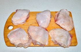 Набор специй подбираем на свой вкус, т.е. он может отличаться от предложенного. После того, как мы уже промыли и подсушили бедрышки в бумажных полотенцах -  