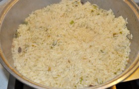 Вот теперь засыпаем рис, разравниваем ровным слоем, аккуратно, сбоку доливаем воды – столько, чтобы примерно на 2-2,5 см была выше уровня риса. И оставляем вариться на слабом огне, пока рис не будет готов.
И только уже готовый плов перемешиваем, солим, если требуется, и подаем.