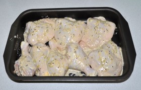 Вынимая из маринада, раскладываем ножки и бедрышки в форме. 