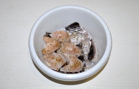 Приправляем кусочки солью, перцем, поливаем лимонным соком, оставляем на 10-15 минут.