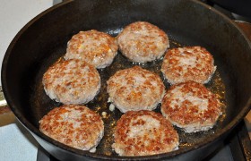 Для жарки масло в сковороде, на сильном огне, сначала 3-4 минуты  перекаливаем , и только после этого выкладываем биточки. Жарим 40-50 секунд каждую сторону, только чтобы фарш схватился корочкой, удерживающей внутри мясные соки. 