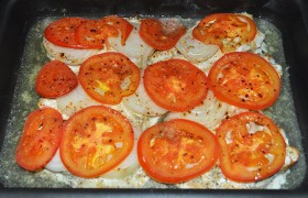 Ставим форму на средний уровень духовки, когда она разогрета до 190-200°, на 20-25 минут, после чего поднимаем на 1-2 уровня выше еще на 5-7 минут.