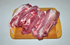 Ребрышки в мясном отделе были только мясистые, крупные, но мы уже решили готовить по этому рецепту, и не стали отменять решение. И правильно сделали. Так что ребра любой величины  промываем, снимаем воду бумажными полотенцами, разрезаем мясо между ними.