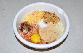 Мясо пропускаем через мясорубку или блендер, очень мелко шинкуем лук, добавляем в фарш. В эту же миску разбиваем яйцо, натираем сыр, сыплем ст. ложку панировочных сухарей и раздробленные в крошку ядра ореха.