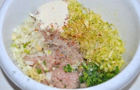 Куриное мясо (только грудка, или с мясом окорочков) пропускаем кусочки через мясорубку или блендер. Кабачок, срезав поврежденные места на кожице, промываем, обсушиваем, крупно натираем, чуть солим, слегка отжимаем жидкость и добавляем в миску с фаршем. А также мелко шинкованную луковицу, измельченный чеснок, зелень, приправы и манку.
