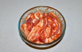 Смешиваем маринад. Осторожно добавляем Табаско с его жгучим вкусом. Обязательно пробуем маринад, после чего закладываем ломтики грудинки и перемешиваем. Оставляем на 20-30 минут, можно и дольше.
