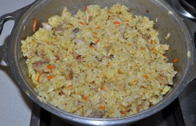 Наш плов с курицей готов - пора на тарелки.