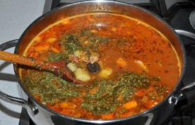 Последнее – бросаем в суп зелень, нарезанные маслины и сливочное масло для улучшения вкуса (это по желанию). Укрываем полотенцем на 10-12 минут.