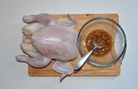 Часа за 2 до приготовления маринуем курицу. Для этого смешиваем все составляющие маринада, наносим его на курицу, обсушенную бумажными полотенцами после вымачивания, сверху и внутри.