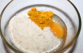 Вымешиваем яйцо с сухарями и карри, чтобы получилась однородная масса.