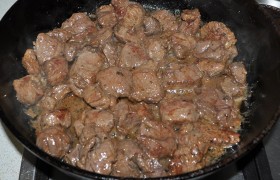 Переворачиваем, перемешиваем кусочки, продолжаем жарить, помешивая часто. Через 5-6 минут с начала жарки появляется мясной сок. В принципе для готовности достаточно жарить 7-7,5 минут на сильном огне. Берем кусочек, разрезаем – в самой серединке еще есть розовые волокна. Но, если любим полностью прожаренную говядину, жарим еще 2-3 минуты.