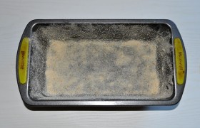 Форму смазываем маслом и обсыпаем панировочными сухарями. 
