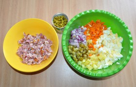 Когда все готово, охлаждено, вся наша работа – нарезка кубиком всех компонентов: мяса, картошки, моркови, яиц, огурчиков и лука. Мелким или крупным – это кому как нравится. Соединив все вместе и не забыв горошек, заправляем салат майонезом и солим по вкусу.