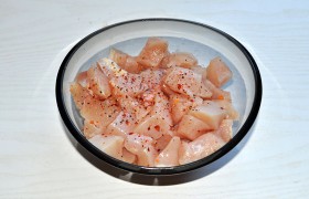 Мясо, промытое и хорошо обсушенное, нарезаем небольшим кубиком или дольками, посыпаем свежемолотой смесью перцев, перемешиваем.
