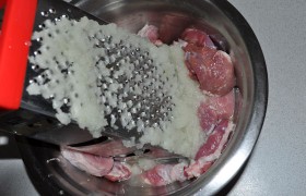 Поливаем лимонным соком и смешиваем с кашицей из натертых луковиц, жидким дымом, смесью свежемолотых перцев, солью.