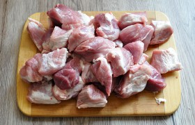 Нарезаем мясо привычного размера кусками, складываем в емкость для маринования.