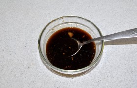 Соединяем соевый соус с сахаром, терияки, водой, хорошо вымешиваем.