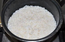 Ставим варить рис. Не обязательно до готовности, но минут 10 на малом огне пусть покипит.