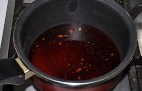 В ковшик с толстым дном или в сотейник заливаем вино, засыпаем специи и сахар. После закипания снижаем огонь, и соус выпаривается 10-12 минут, остается примерно треть объема. За 3 минуты до выключения вливаем уксус.