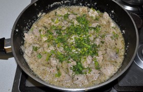 В зависимости от качества мяса и величины кусочков на это потребуется от получаса до часа. Остается добавить зелень. Вот так просто готовится вкуснейшее мясо.