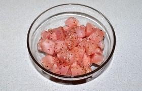 Куриное филе промываем и – это важно для качественной жарки мяса - хорошо подсушиваем поверхность. Некрупными кубиками - примерно по 20-22 мм - нарезаем. Посыпаем перцем.
