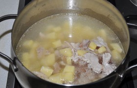 Нет бульона – нарезаем куриное мясо и  варим  после закипания 25-30 минут, под крышкой. Готовый бульон просто ставим на огонь, после закипания кладем нарезанную картошку. Пусть тихо кипит под крышкой. 