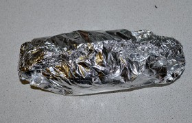 Соединяем плотно края фольги, подворачиваем, словом, пакуем окуней, почти не оставляя пространства внутри.
