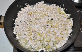 Лук, нашинкованный – как для  заправки и соуса  – мелко, вместе со столь же мелко нарезанным сельдереем 12-15 минут томим до прозрачности на малом огне, помешивая.