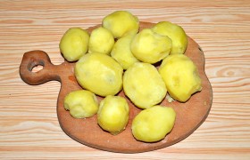 Остывший картофель чистим, натираем на крупной терке. 