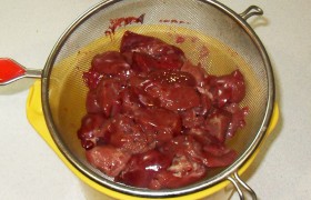 Печень промываем, даем обсохнуть и нарезаем дольками.