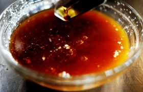 Тщательно смешиваем компоненты заливки для соуса.