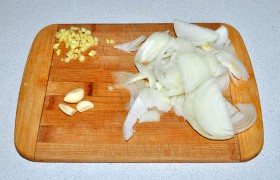 Шинкуем лук полукольцами, измельчаем имбирь и чеснок.