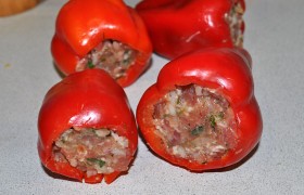 Небольшой ложкой достаточно плотно набиваем начинку в перцы.