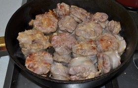 Закладываем куски хвостов, сначала обжариваем круглые концы, потом боковые поверхности – 7-9 минут .