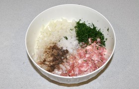 Мясо для фарша (говядина со свининой, либо только свинина или только говядина) нарезаем, пропускаем через крупную решетку мясорубки. Лук шинкуем маленьким кубиком, добавляем в миску вместе с рубленой зеленью и готовой приправой.